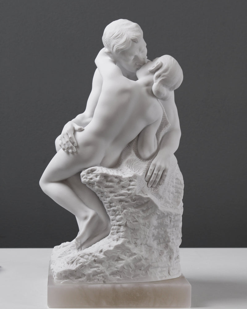 Csókolózó szerelmesek szobor