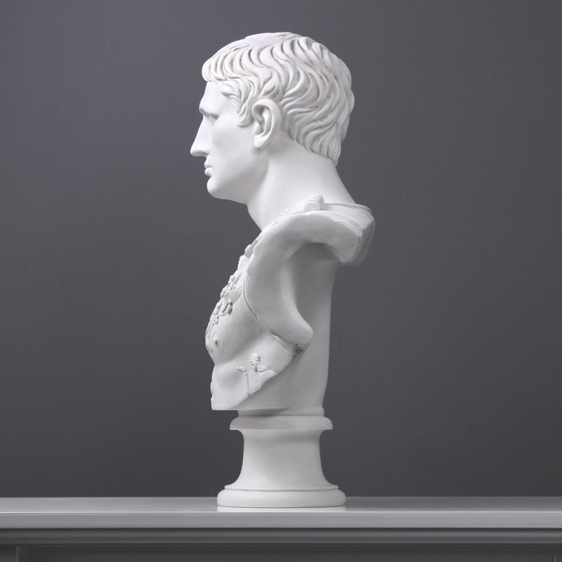 Augustus, mint centurio mellszobor
