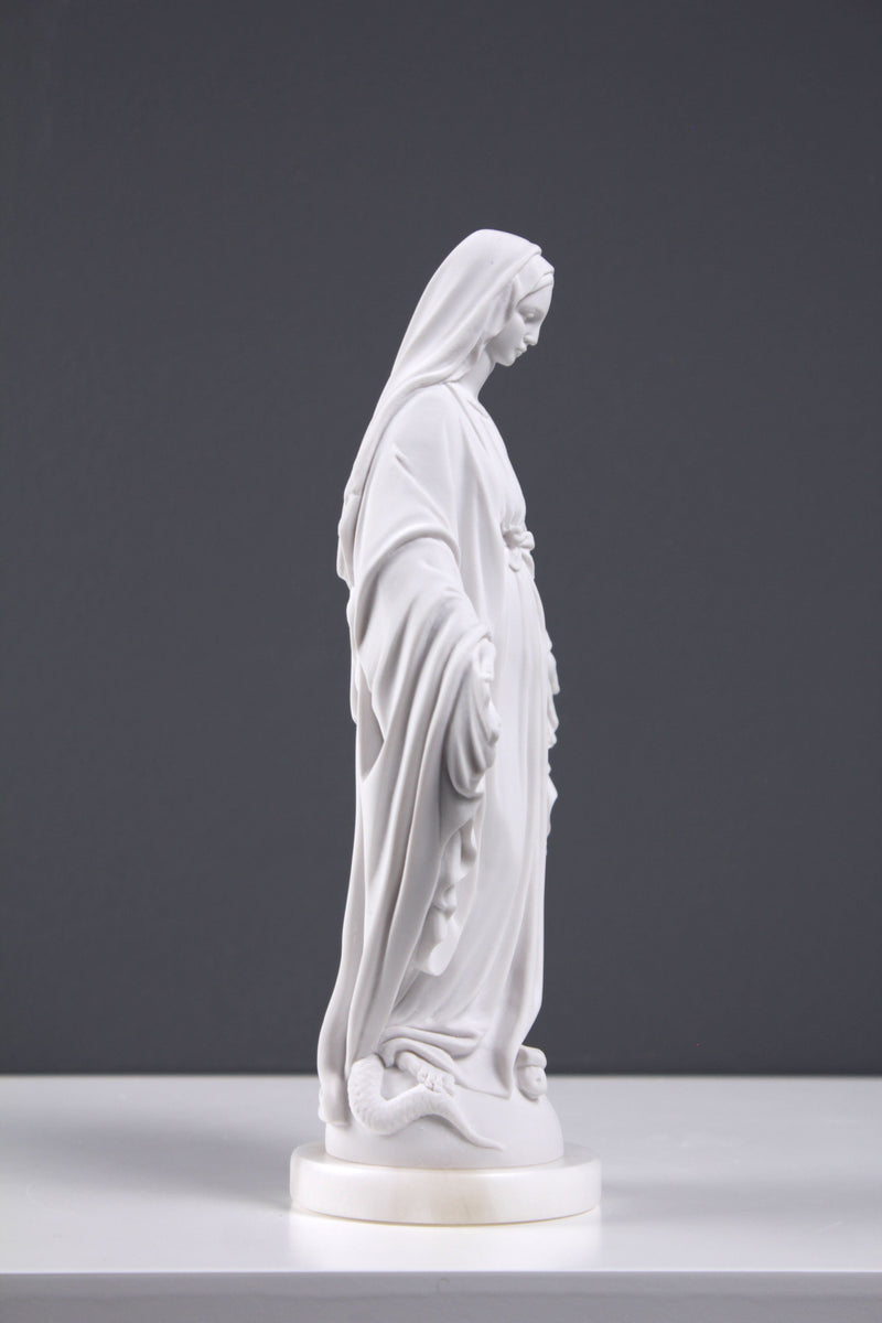 Segítő Szűz Mária szobor