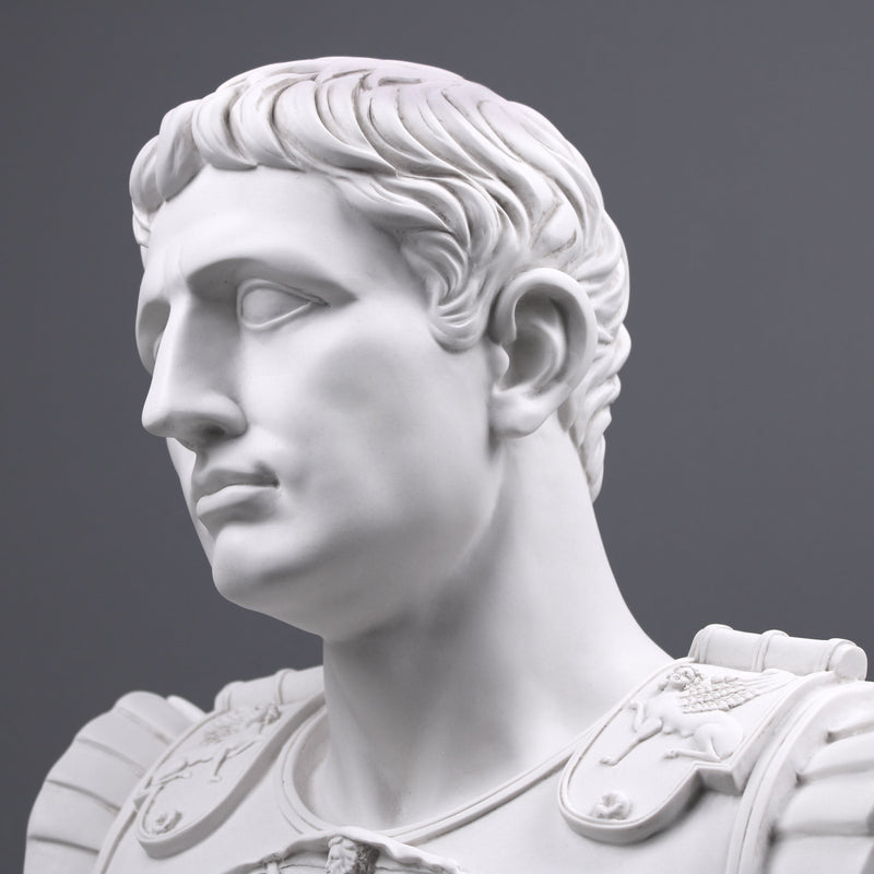 Augustus, mint centurio mellszobor