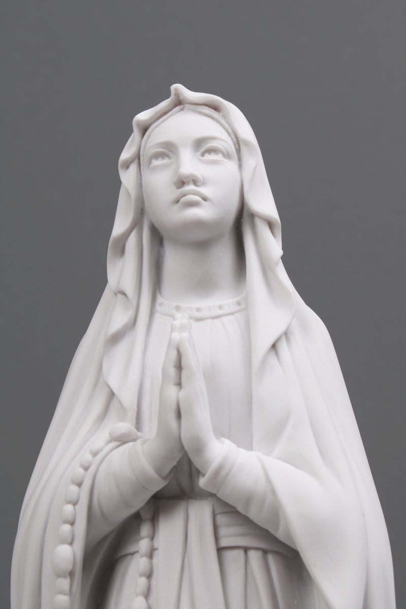 Imádkozó Szűz Mária szobor